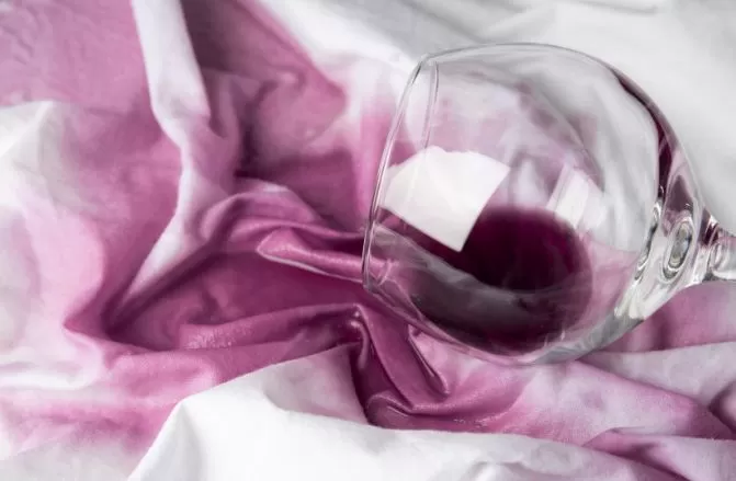 Как удалить пятно от красного вина и не испортить вещь?